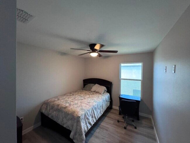 Building Photo - 3012 Clydesdale Dr