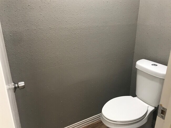 Building Photo - 8110 Streamside Dr