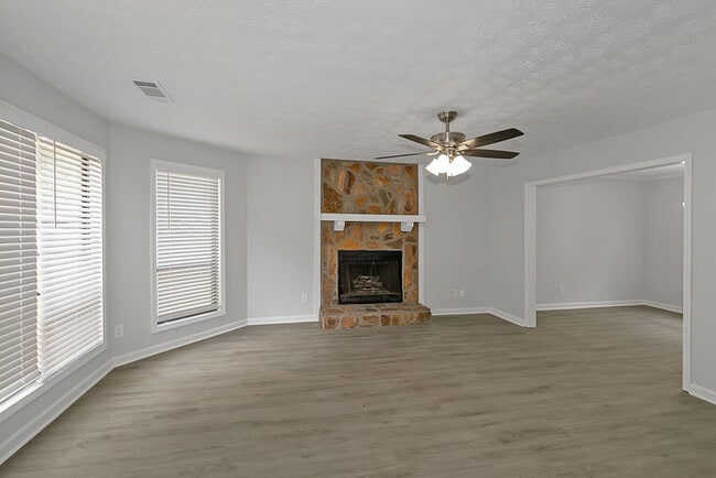 Building Photo - 1250 Della Way