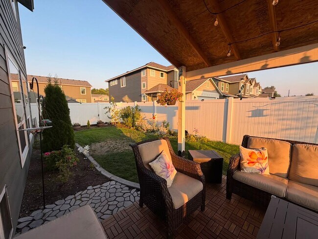 Building Photo - Beautiful Home in the Valley