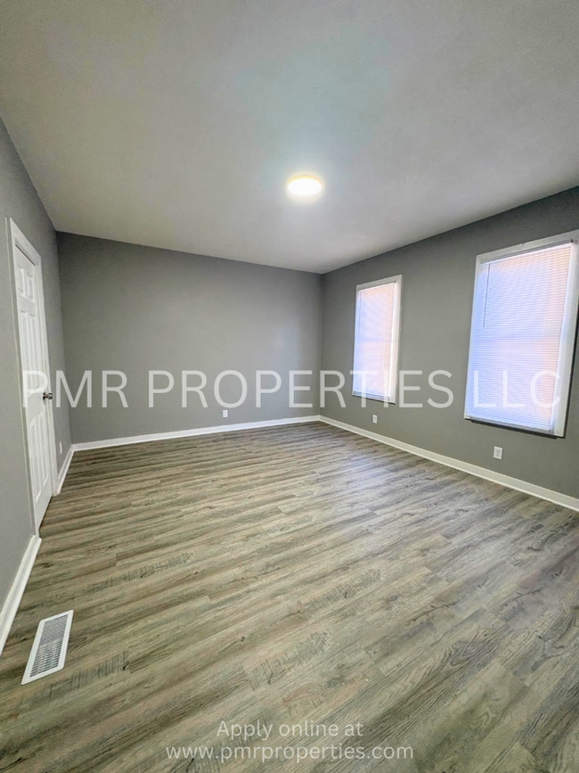 Building Photo - 2 Bedroom / 1 Bathroom