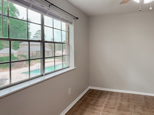 Building Photo - Beautiful Condo Near Moncus Park