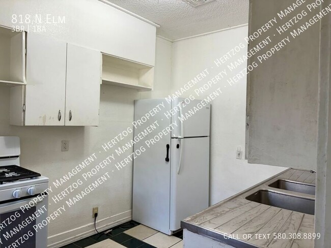 Building Photo - 818 N Elm-
