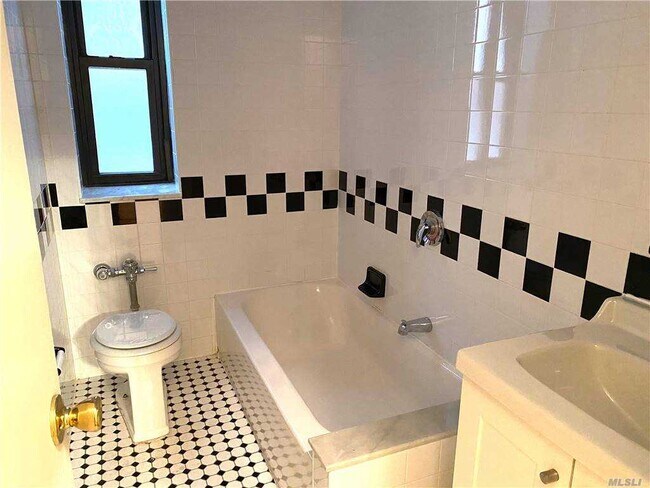 Building Photo - 68-38 Yellowstone Blvd