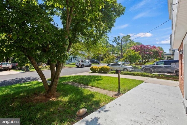 Building Photo - 4816 Woodlawn Dr