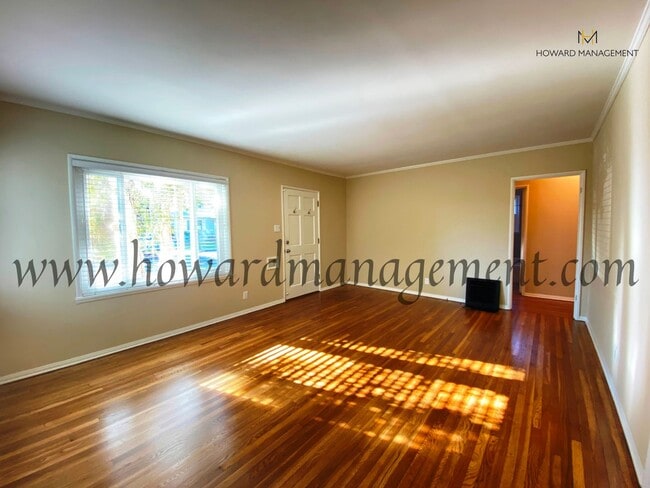 Building Photo - Lovely home with extra large backyard, con...