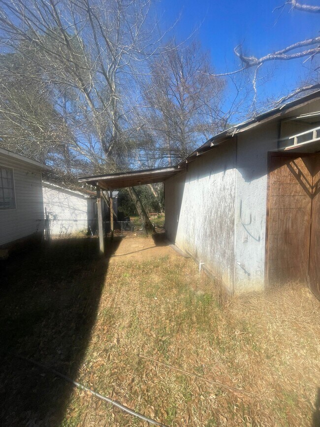 Building Photo - 852 Reaves St