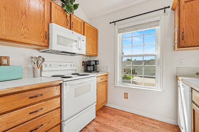 Building Photo - 7400 Newbrook Dr