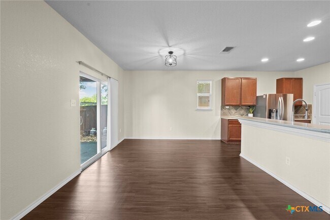 Building Photo - 220 Hinge Creek
