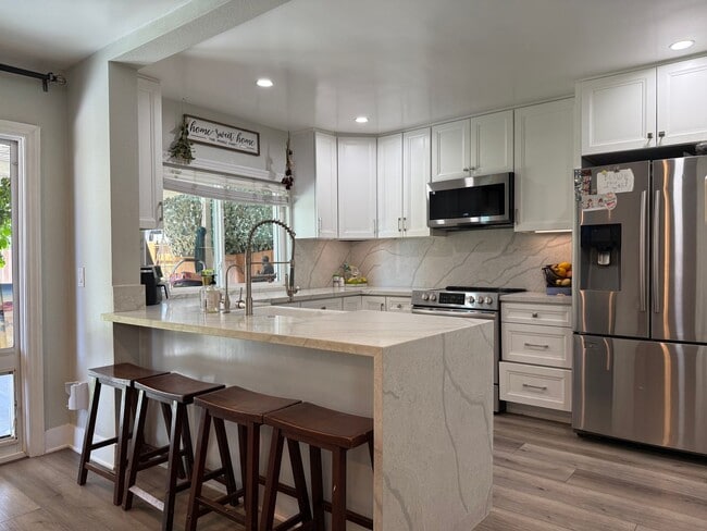Building Photo - Move in Ready 3bed/3bath, beautiful backyard