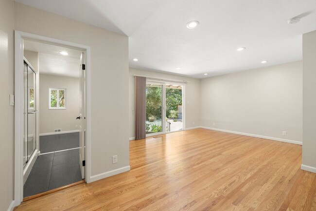Building Photo - Spacious Menlo Park Retreat with 6 Bedroom...