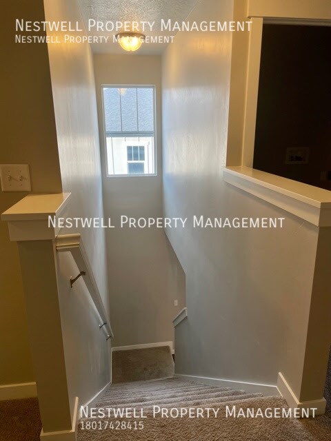 Building Photo - Amazing End-Row Townhome in Traverse Mountain