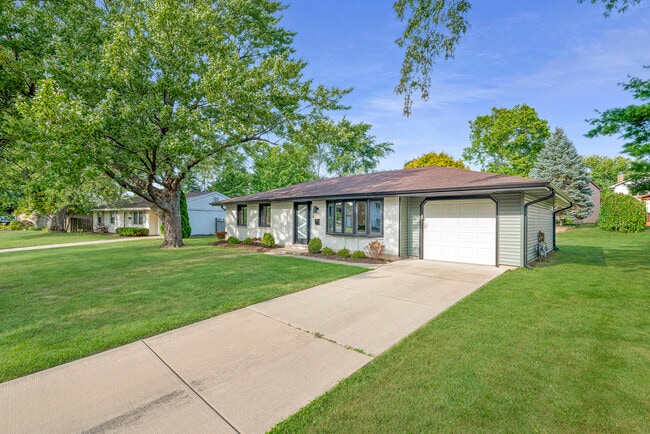 Building Photo - 208 W Hartford Dr