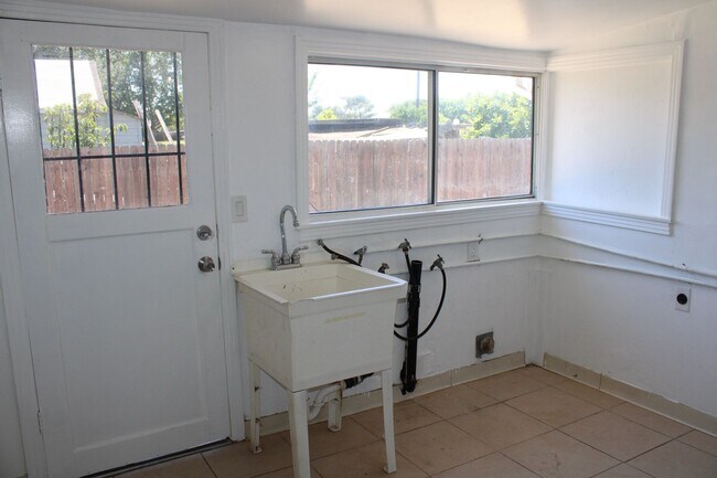 Building Photo - Three Bedroom, One Bathroom Single Family Home in Isleton.