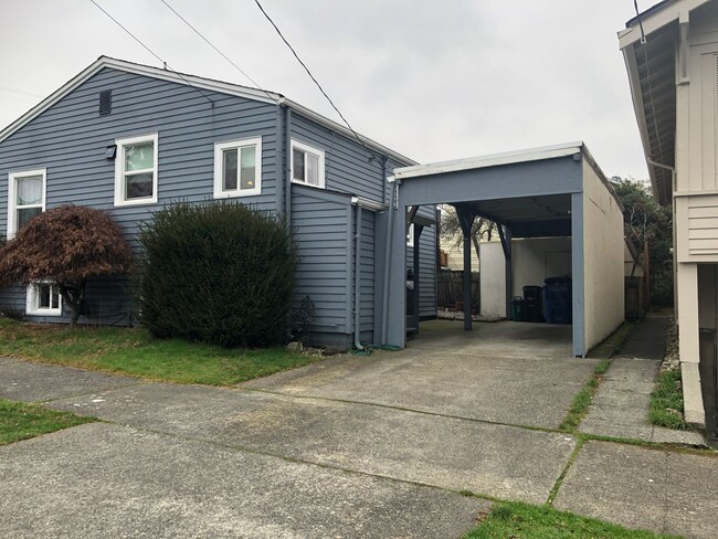 Building Photo - Cute 3 bedrooms, 2 baths walking distance to Greenlake