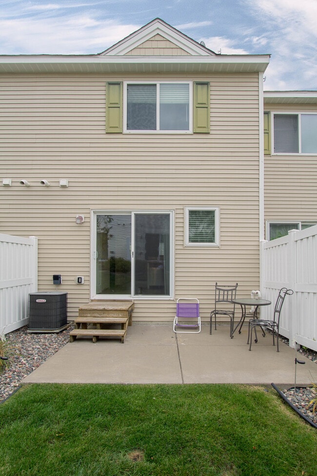 Building Photo - 2 Bed / 2 Bath Updated Town Home Hugo, MN ...