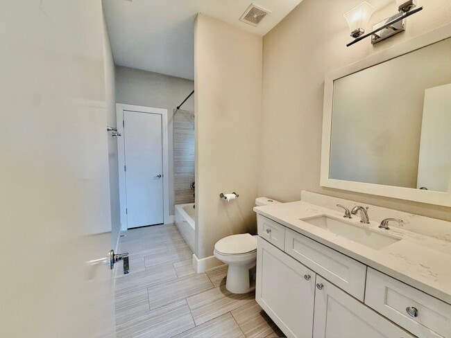 Building Photo - 2632 Bastrop St