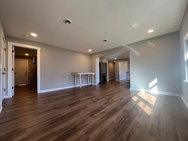 Building Photo - Remodeled Single Level 3 Bed, 2 Bath Home w/ 1 Car Garage