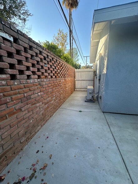 Building Photo - 2038 Bronson Way