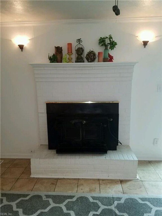 Building Photo - Remodeled 3BR Home in Indian Lakes - Granite Counter Tops and Stainless Steel Appliances