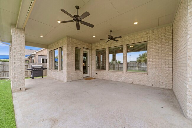 Building Photo - 21723 Albertine Dr