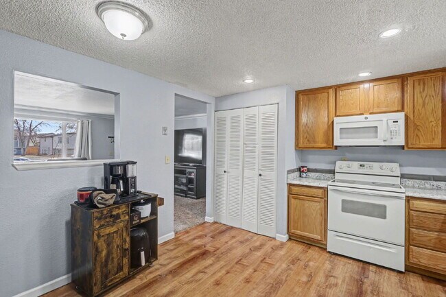 Building Photo - 695 Calle Entrada