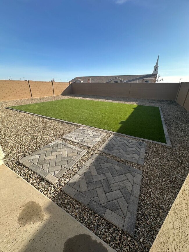 Building Photo - Charming 3-Bed Rental with Spacious Yard