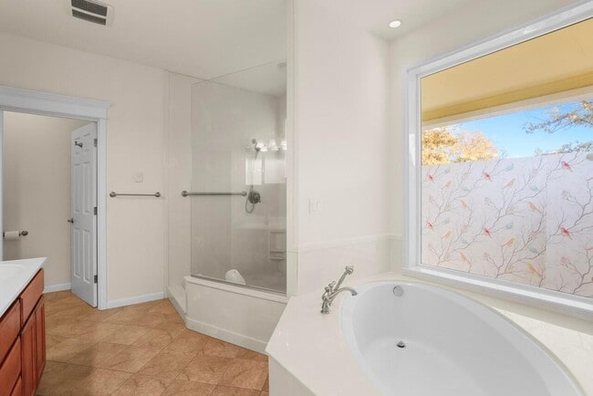 Building Photo - 6400 Rogue River Dr