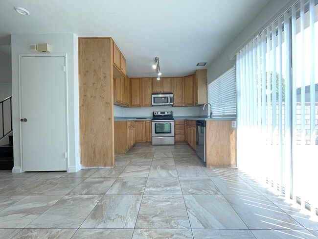 Building Photo - 3 Bed + 1.5 Bath + 2 Car Garage