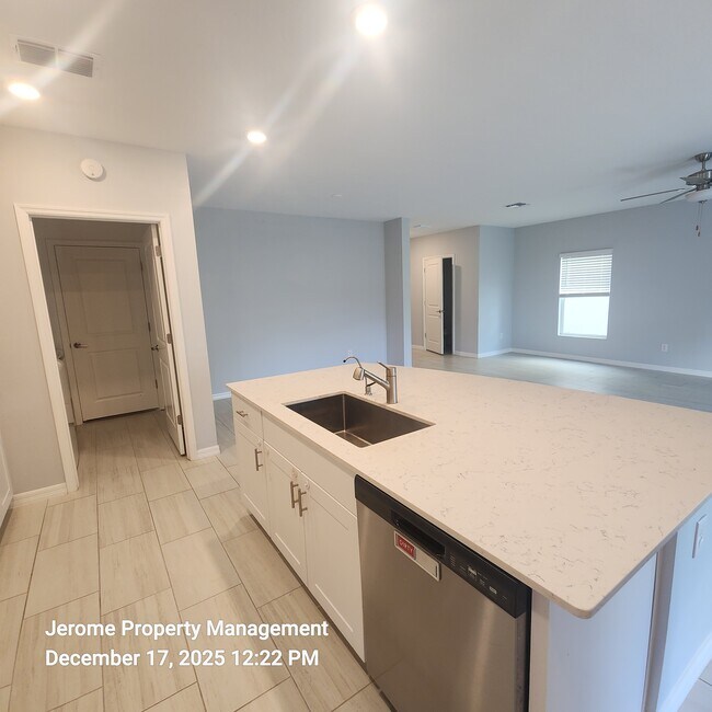 Building Photo - 2546 Leonia Ln