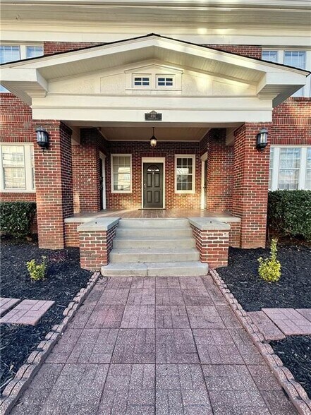 Building Photo - 494 Parkway Dr NE