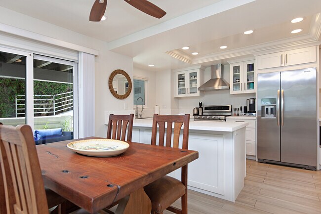 Building Photo - 544 Via De La Valle