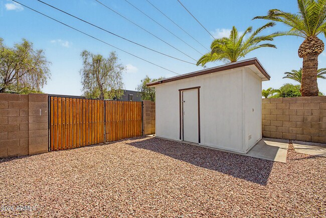 Building Photo - 1623 E Del Rio Dr