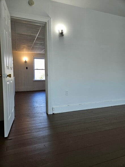 Building Photo - 1121 W Poplar St