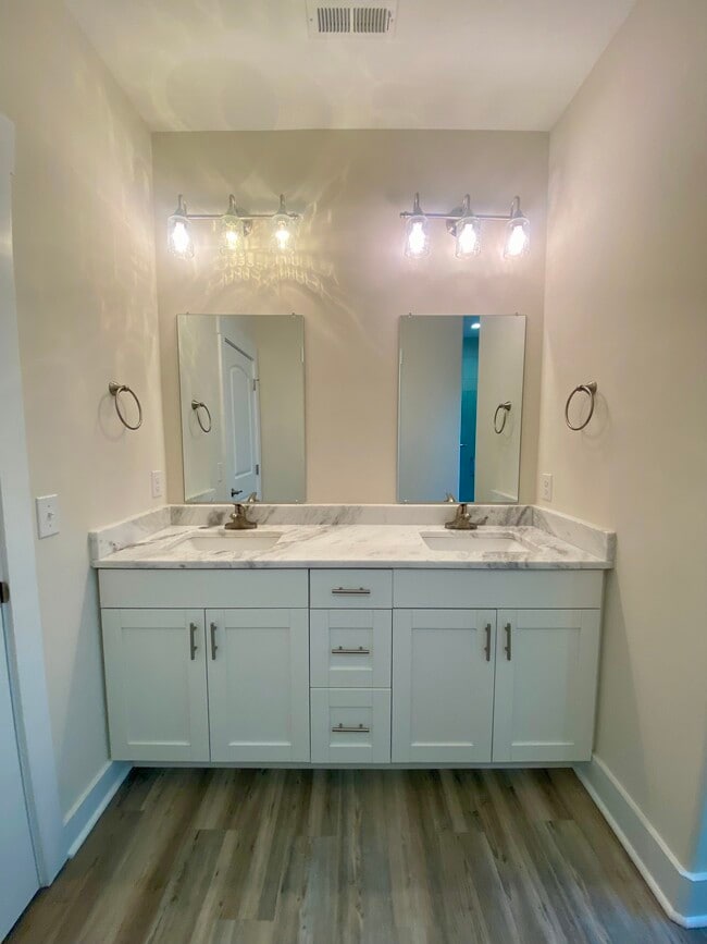 Building Photo - 137 Marblehead Dr