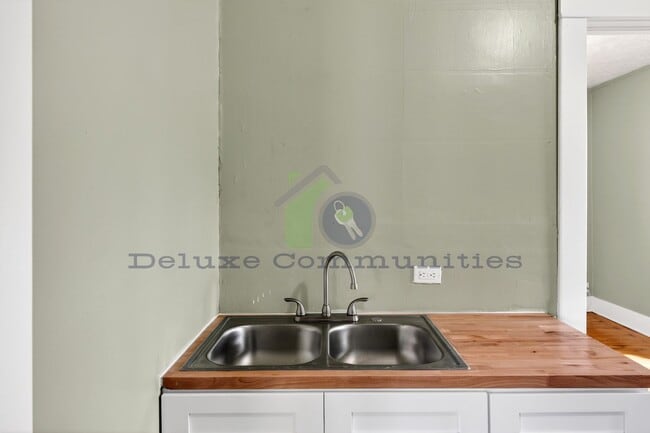 Building Photo - Beautiful Two Bedroom Lower Unit! Available NOW!!