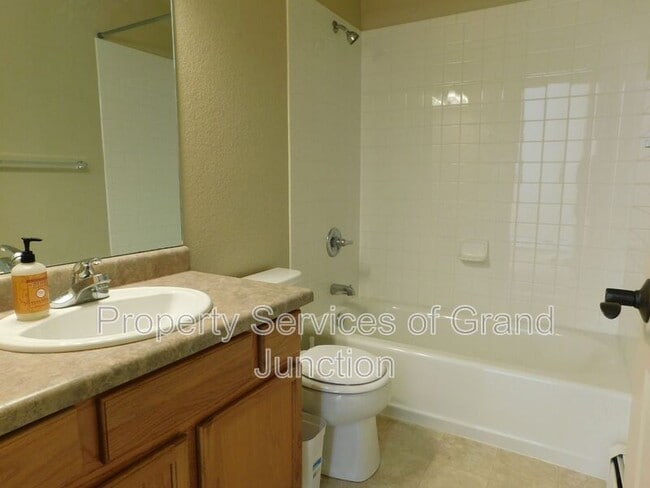 Building Photo - 1213 E Carolina Ave