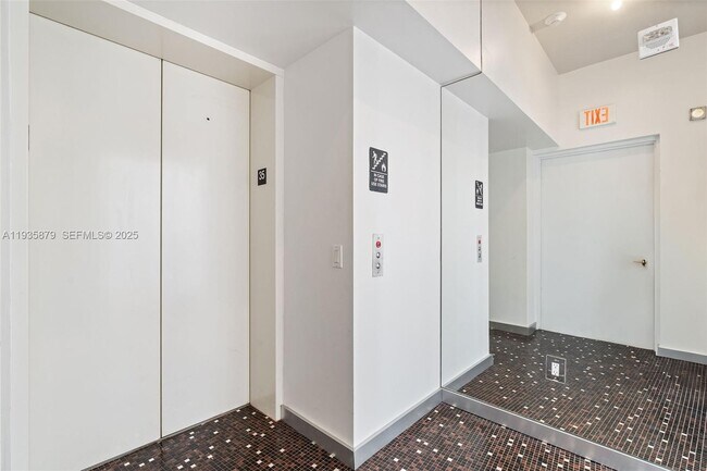 Building Photo - 2020 N Bayshore Dr