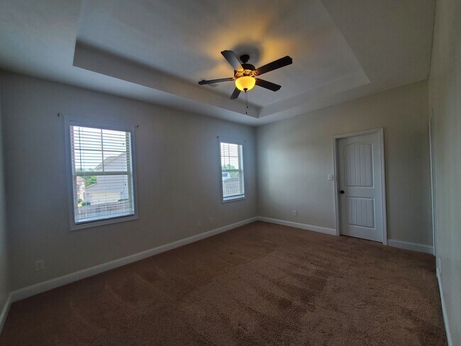 Building Photo - 2244 Lakedale Dr