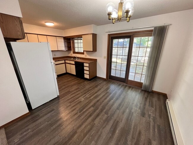 Building Photo - Great Location - 2 Bdrm , 1.5 Baths  - Ava...