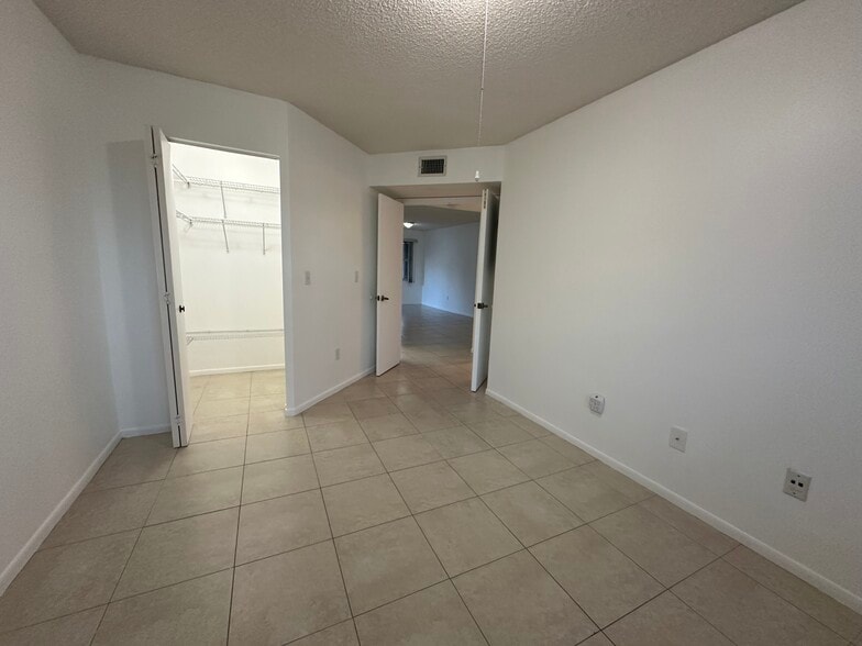 Building Photo - 2636 SE 20th Ct