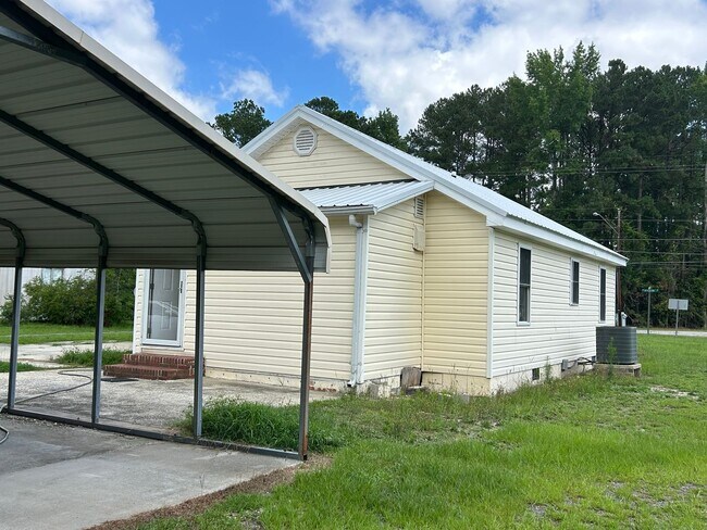 Building Photo - 23640 Riverton Rd