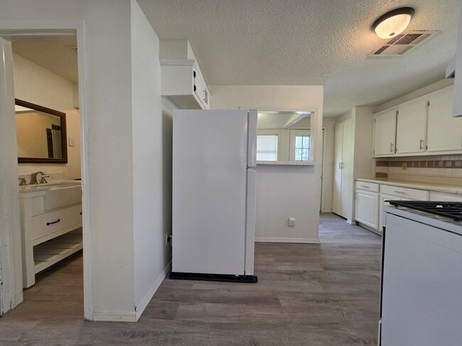 Building Photo - 3 bedroom home in Shawnee!