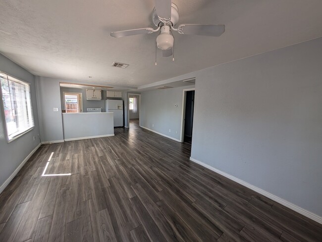 Building Photo - 1011 E Minnezona Ave