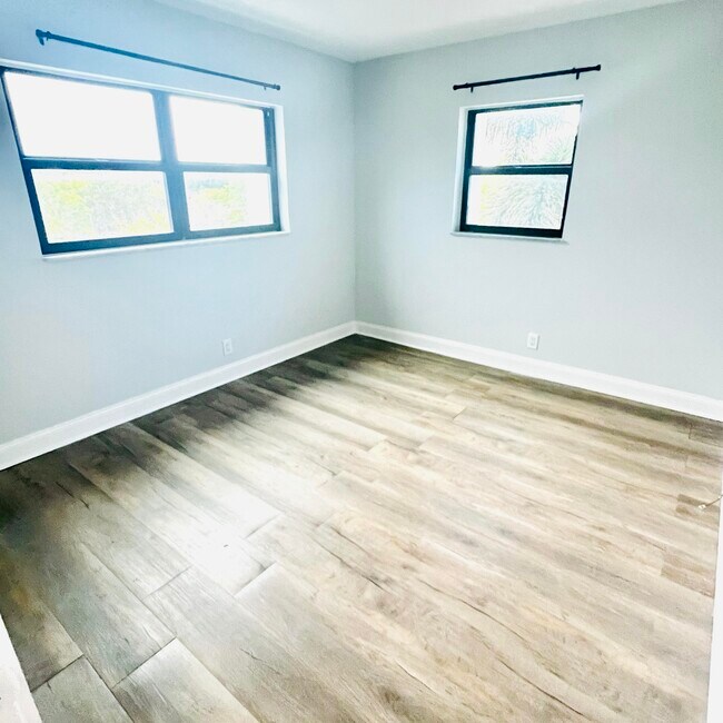 Building Photo - 1000 River Reach Dr