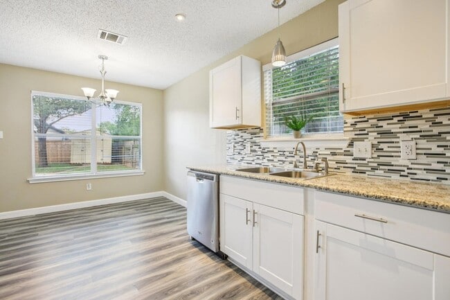 Building Photo - 1605 Lantern Light Dr