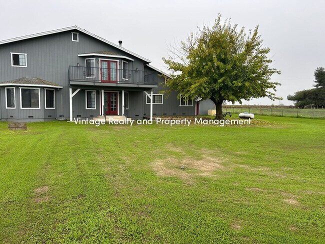 Building Photo - Available Soon!! Extra Big 5 Bedroom Country Home That You Have To See!!!