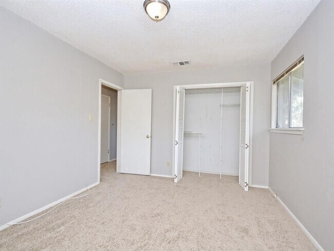 Building Photo - 2111 Falcon Hill Dr