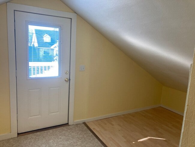Building Photo - Charming 2nd Level Killingsworth Ct Retreat!