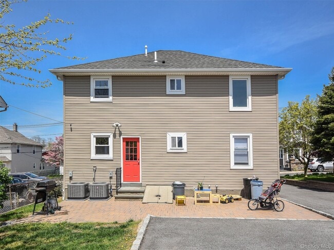 Building Photo - 22 1st St